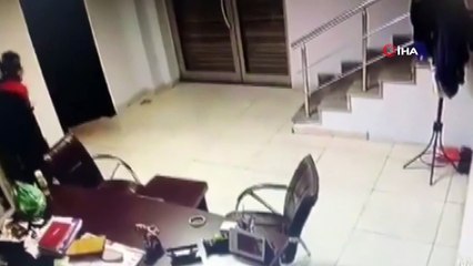 Girdikleri iş yerinin ışıklarını yakarak soydular