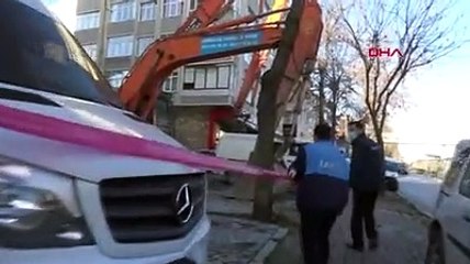 Avcılar'da 27 yıldır eğik duran korku binası yıkıldı