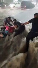 Tremendo temporal en Tucumán: el agua arrastró autos estacionados y hasta un cadete junto a su moto