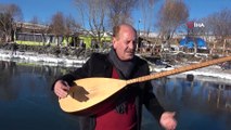 Aşık Yener Yılmazoğlu, Donan Çıldır Gölü Üzerinde Saz Çalıp Türkü Söyledi