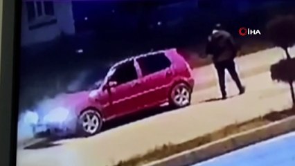 - Bolu’da arıza yapan otomobilin yanma anları güvenlik kamerasında