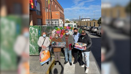 Kiko Rivera cumple su promesa y reparte regalos a los niños por Navidad