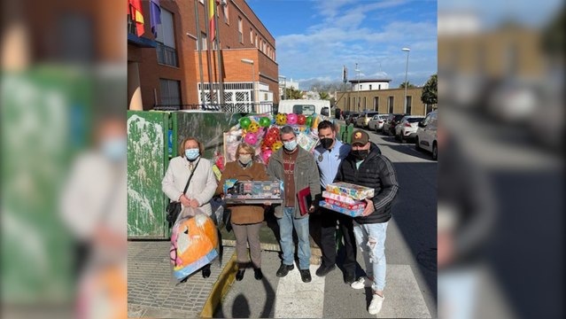 Kiko Rivera cumple su promesa y reparte regalos a los niños por Navidad