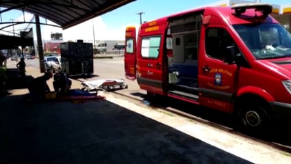 Mulher cai de moto ao tentar desviar de cachorro, no Bairro Universitário