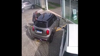 Il fait tester sa voiture à un potentiel acheteur... et se la fait voler !