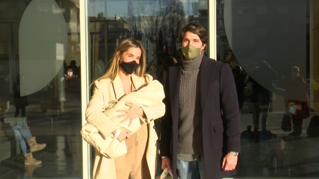 María Pombo y Pablo Castellano dejan el hospital con su hijo en brazos