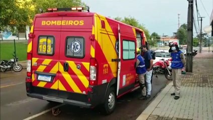 Jovem de 20 anos fica ferido em colisão entre carro e moto na Rua Jacarezinho, no São Cristóvão