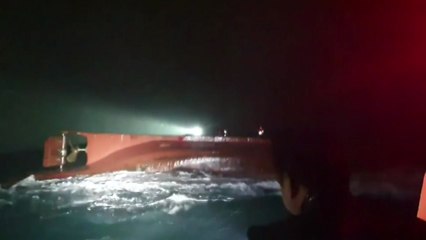 제주 해상 전복 어선 파손...기상악화 수색 난항 / YTN