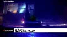 شاهد: عاصفة قوية تضرب ساحل مدينة نابولي الإيطالية وتلحق أضرارا مادية بالمطاعم المطلة على البحر