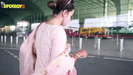 Newly wed Gauahar Khan spotted at the Airport | SpotboyE
