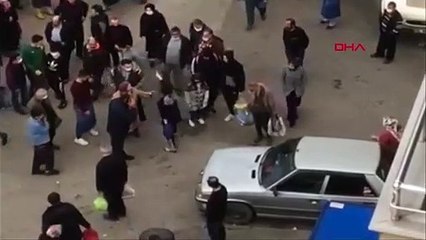 Genç kadına pazar ortasında yumruklu saldırı