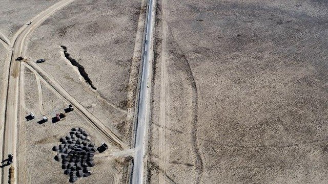 Yine Konya yine obruk… Yol taşınıyor