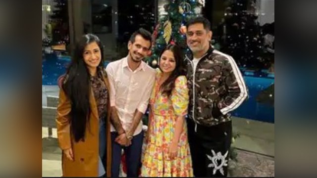 Yuzvendra Chahal Dhanshree Verma ने किया Dhoni Sakshi के साथ Dinner | Boldsky
