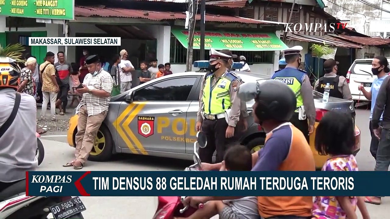 Tim Densus 88 Geledah Rumah Terduga Teroris di Makassar
