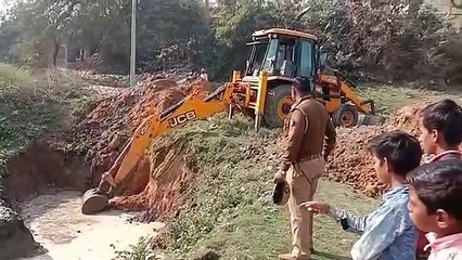 कोर्ट के आदेश पर हजारों लीटर शराब हो रही थी नष्ट, सैकड़ों की संख्या में इकट्ठे हुए तमाशबीन