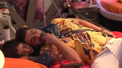 Bigg Boss 14; Jasmin Bhasin ने Aly को साथ में ऐसे सुलाया | FilmiBeat