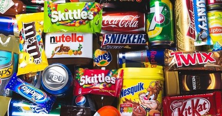 Pour lutter contre l'obésité, l'Angleterre pourrait interdire la vente de produits gras et sucrés aux caisses des supermarchés