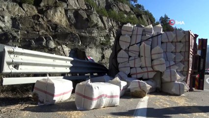 Artvin’de saman yüklü tır devrildi: 1 yaralı