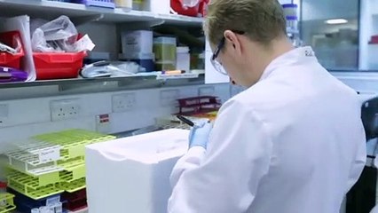 Лондон разрешил прививать вакцину AstraZeneca