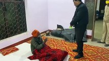 कड़ाके की ठंड से ठिठुर रहे बुजुर्ग को एसडीएम पीएल मौर्य ने रैन बसेरे में पहुंचाया