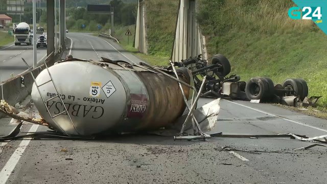 Un camión parte en tres nun accidente no polígono santiagués da Costa Vella - CRTVG