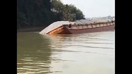 Il voit couler sa barge et ne peut rien faire !