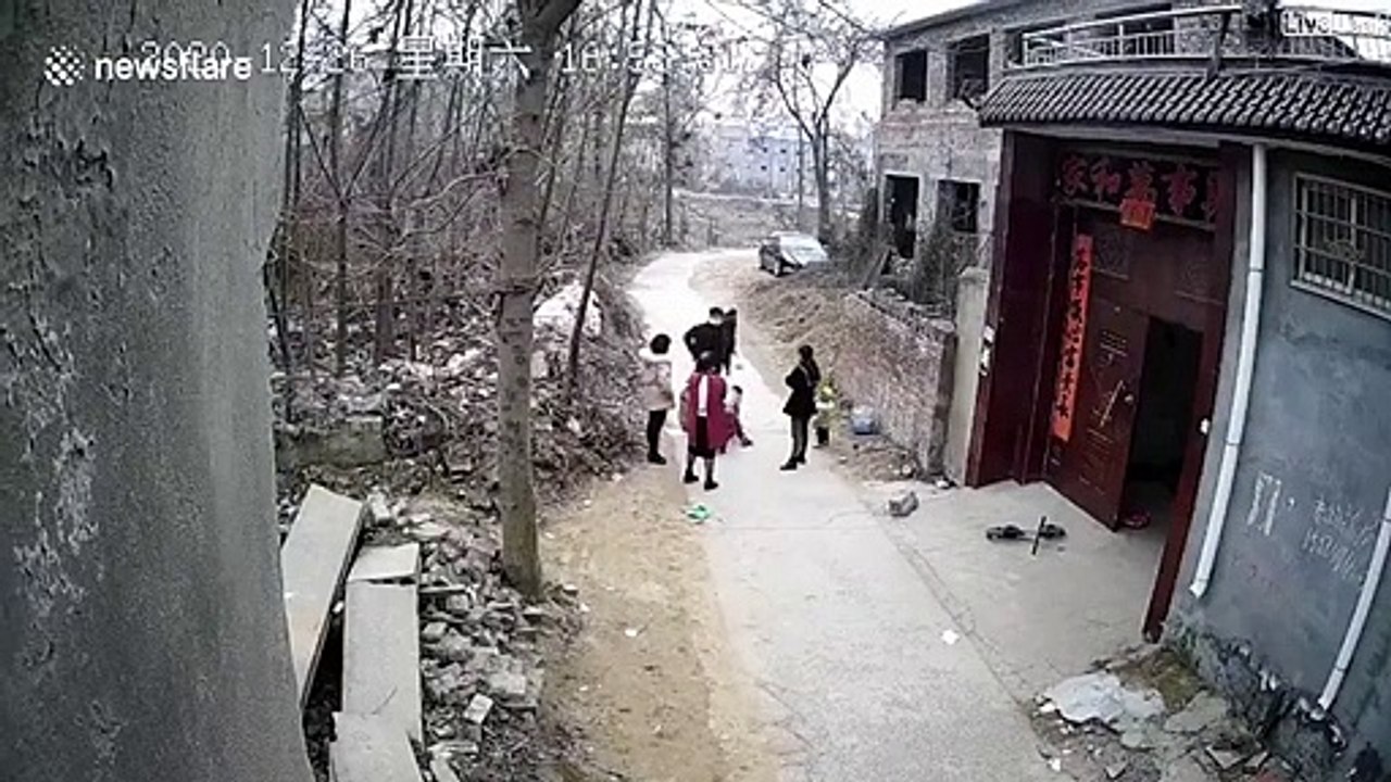 Cette maman a un réflexe incroyable et sauve ses enfants alors que la bouteille de gaz prend feu