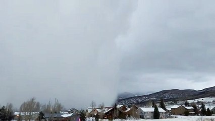 Ce nuage de neige avale tout sur son passage dans le Colorado