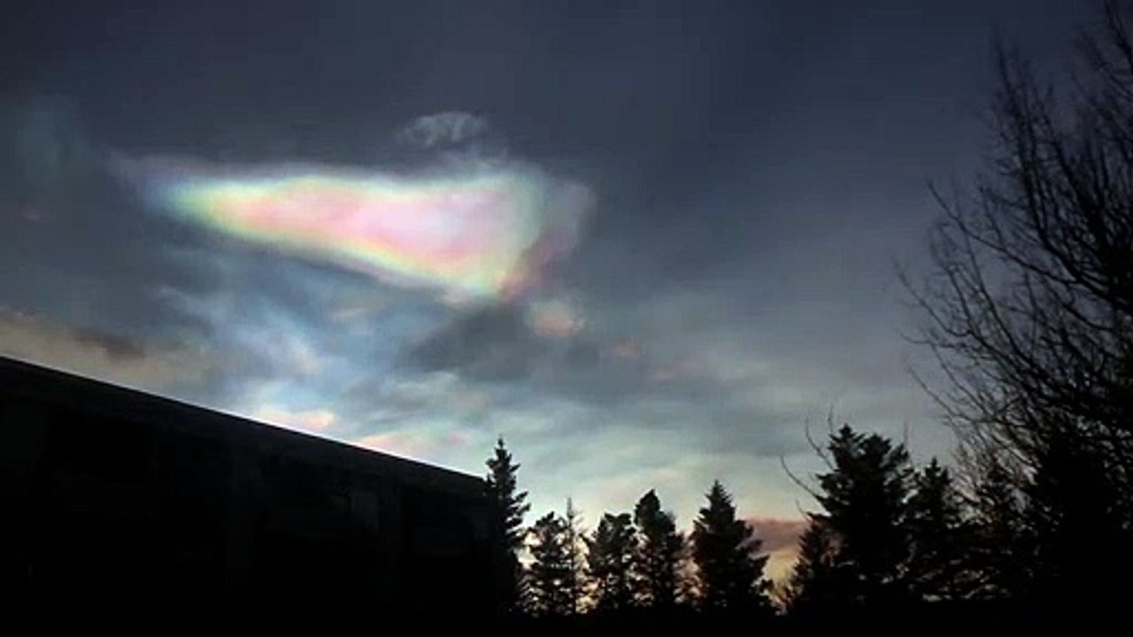 Il filme un nuage mystérieux dans le ciel de Reykjavík en Islande