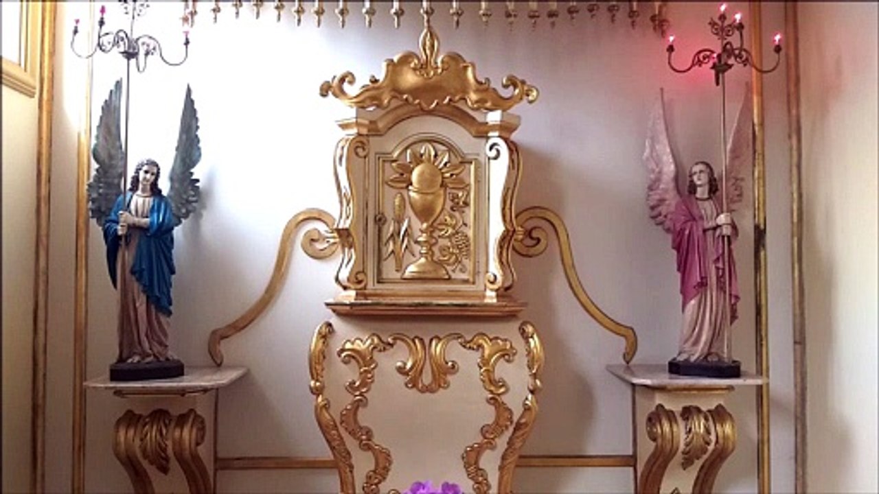 Por meio da oração suplicamos o auxilia de Nossa Senhora das Graças