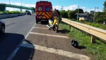 Ao ser 'fechado' por veículo, condutor de Honda Biz sofre queda e precisa do socorro do Siate na PRc-467, em Cascavel