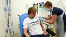 Vaccino AstraZeneca: dal 4 gennaio iniezioni al via nel Regno Unito, primo Paese al mondo