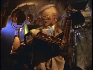 Tales From The Crypt S03 Ep09 - Undertaking Parlor