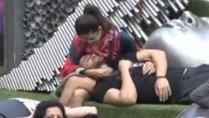 Bigg Boss 14; Jasmin Bhasin संग Aly ने किया ये कारनामा, गोद में ऐसे सोए | FilmiBeat