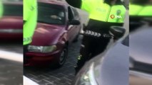 Kadın öğretmen dehşet saçtı...Yasak yere park ettiği aracını çeken polislere hakaret etti, aracını memurların üzerine sürdü