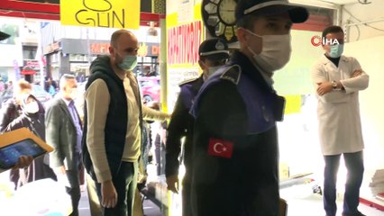 Zeytinburnu’nda zabıta ekibini şaşırtan manzara: İndirimi duyan mağazaya koştu