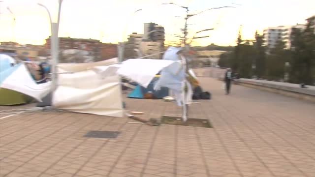Autorizado el desalojo del campamento de los inmigrantes que sobrevivieron al incendio de una nave en Badalona