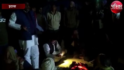 रात्रि किसान चौपाल लगाकर किसानों को जागरूक करते सपा नेता
