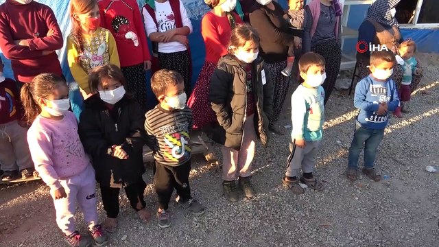Polis çadırda yaşayan çocukları sevindirdi