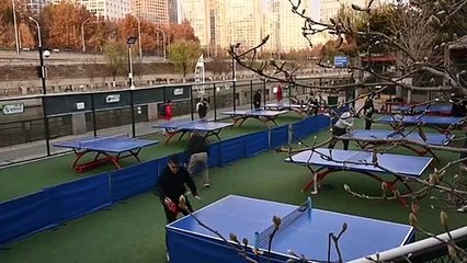 صينيون كبار في السنّ يجابهون برد الشتاء القارس لممارسة البينغ-بونغ