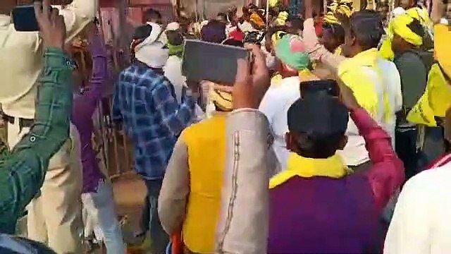 कवर्धा में पुलिसवाले और ग्रामीण आपस में भिड़े, हिंसक झड़प में दो टीआई सहित नौ पुलिसकर्मी घायल, भीड़ को खदेडऩे किया लाठीचार्ज