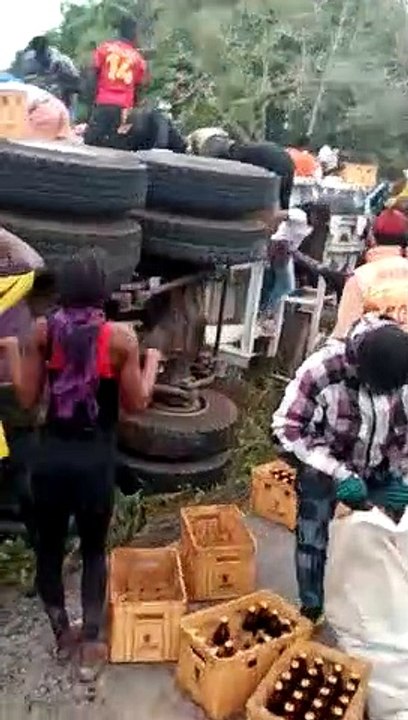 Un camion rempli de bières se renverse, la population remercie le conducteur
