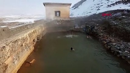 Dondurucu soğukta kaplıcaya girip şifa arıyorlar