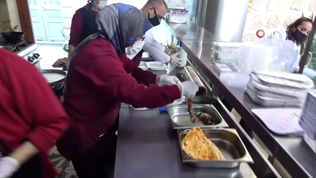 Yöresel yemekler, paket servisle evlere ulaştırılıyor