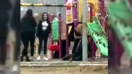 Parkta genç kıza dehşeti yaşattı, arkadaşları gülerek izledi