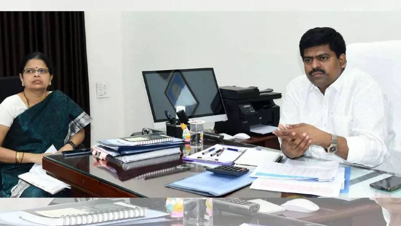 West Godavari: నాడు - నేడు పనులపై అసంతృప్తి, అలసత్వం వహిస్తే సస్పెండ్ Collector R Muthyala Raju