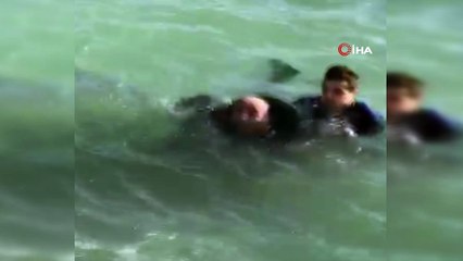 Denizde intihar girişiminde bulunan şahsı zabıta memuru böyle kurtardı