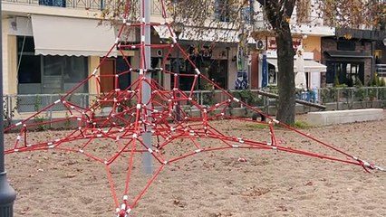 Πέντε παιδικές χαρές και αποδυτήρια στις αθλητικές εγκαταστάσεις