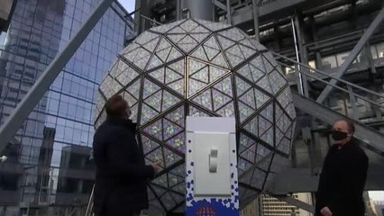 La bola de Times Square, lista para recibir el 2021