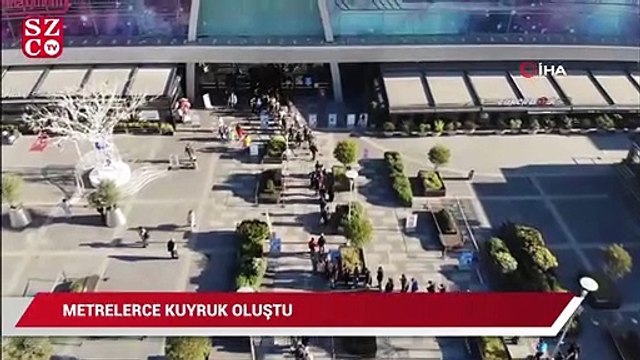 Kısıtlamaya saatler kalan AVM önünde metrelerce kuyruk oluştu